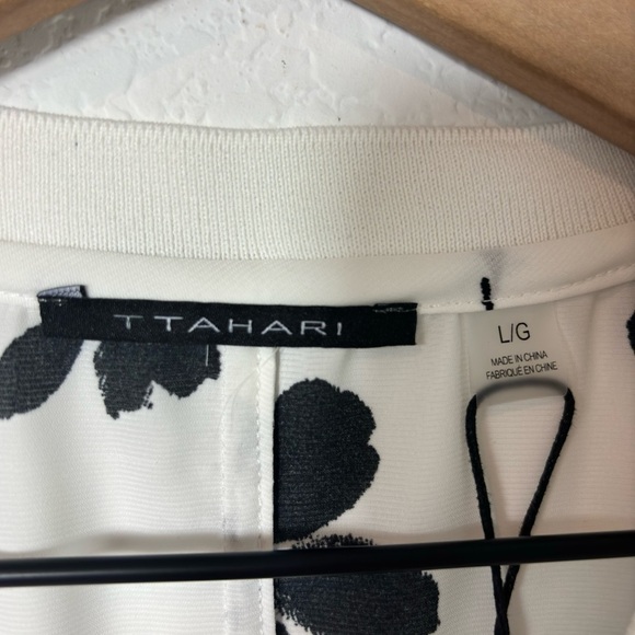 T. TAHARI RUFFLE CAP SLEEVE BLACK WHITE WOMEN SHORT SLEEVE BLOUSE SIZE LARGE NEW - Picture 8 of 9